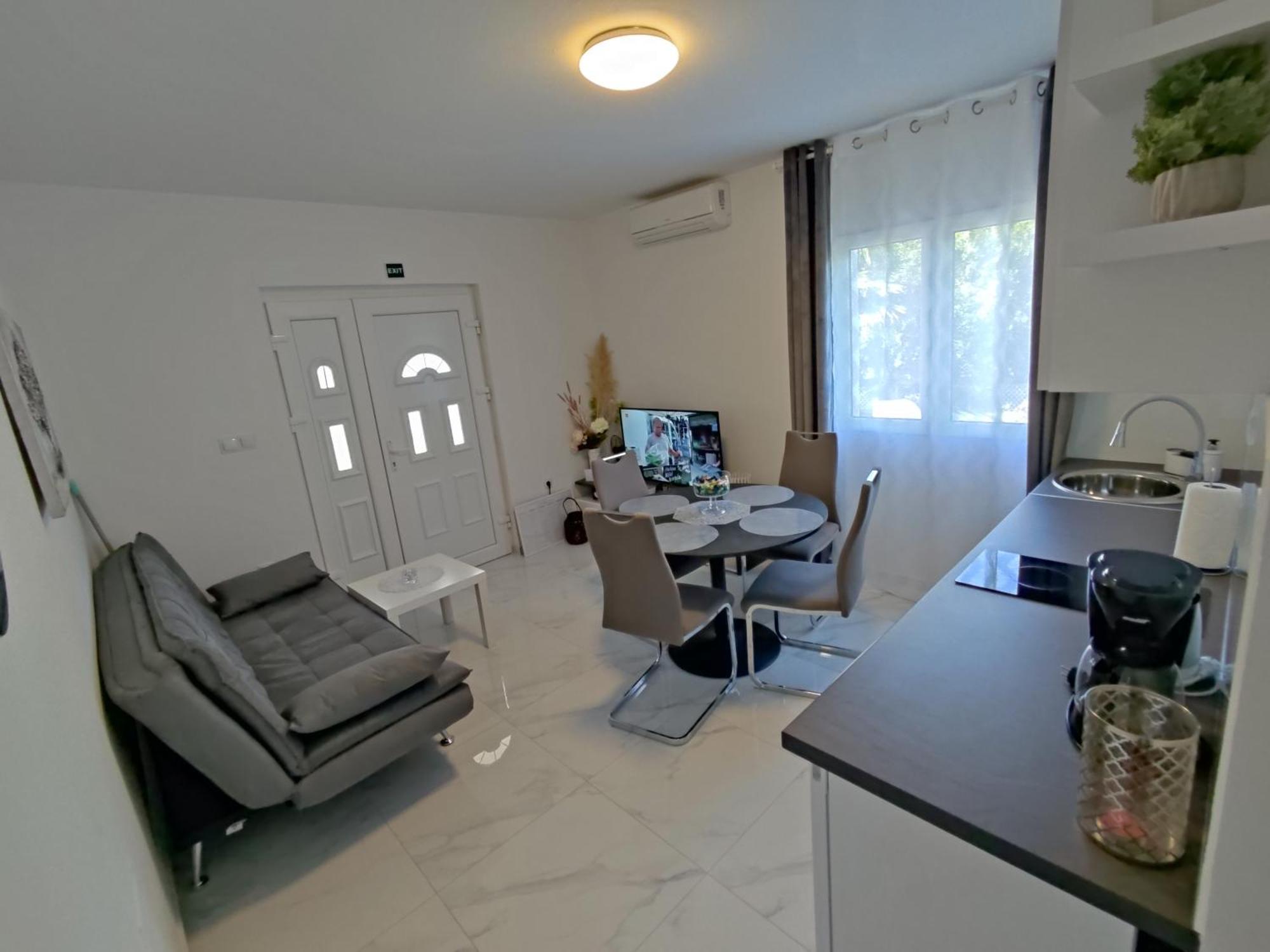 Sun House Apartment Brzac ภายนอก รูปภาพ